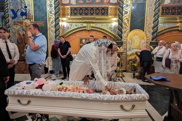 В Одессе состоялось прощание с четырехлетней Златой, погибшей от российского удара