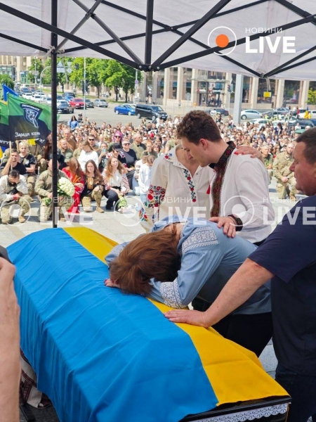У Києві сотні людей прийшли попрощатися з «госпітальєром» Іриною Цибух (відео)