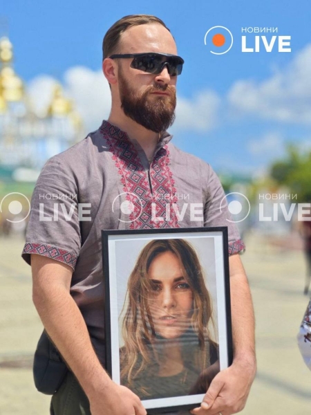 У Києві сотні людей прийшли попрощатися з «госпітальєром» Іриною Цибух (відео)