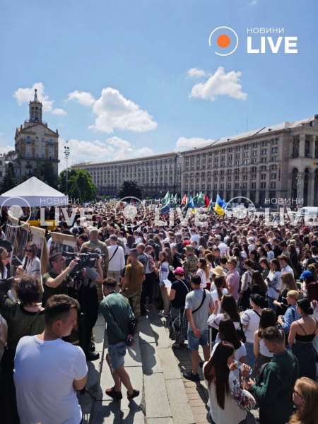У Києві сотні людей прийшли попрощатися з «госпітальєром» Іриною Цибух (відео)