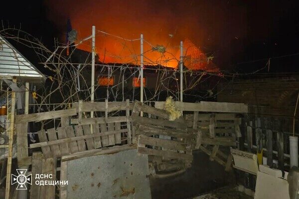Горят частные жилые дома: последствия вечерней атаки БпЛА на пригород Одессы Горят частные жилые дома: последствия вечерней атаки БпЛА на пригород Одессы