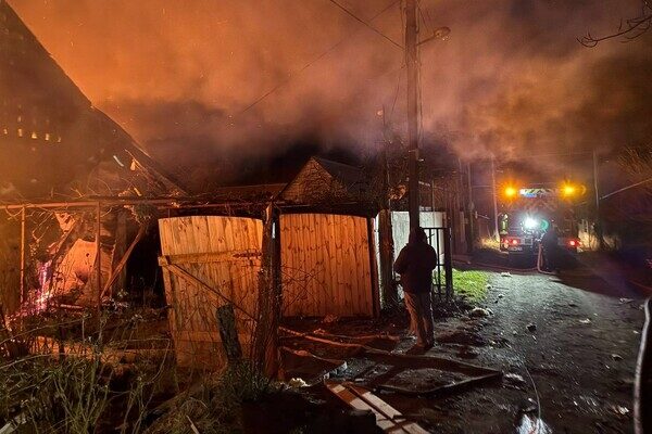 Горят частные жилые дома: последствия вечерней атаки БпЛА на пригород Одессы Горят частные жилые дома: последствия вечерней атаки БпЛА на пригород Одессы