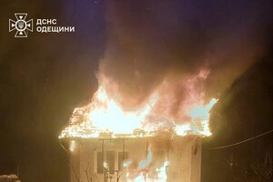Горят частные жилые дома: последствия вечерней атаки БпЛА на пригород Одессы Горят частные жилые дома: последствия вечерней атаки БпЛА на пригород Одессы