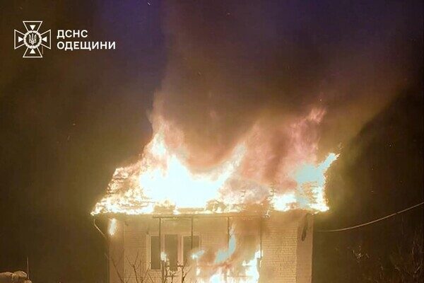 Горят частные жилые дома: последствия вечерней атаки БпЛА на пригород Одессы Горят частные жилые дома: последствия вечерней атаки БпЛА на пригород Одессы