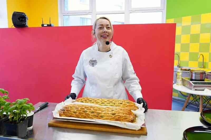 &laquo;Штрудель з&nbsp;лососем, поданий з&nbsp;соусом зі&nbsp;сметани з&nbsp;цедрою лимона та&nbsp;кропом,&nbsp;&mdash; це&nbsp;неймовірно смачно&raquo;,&nbsp;&mdash; кулінарка Оксана Вознюк