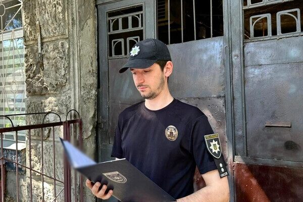 В Одессе пенсионерка уничтожила мусорные баки и повредила гараж с автомобилем: подробности