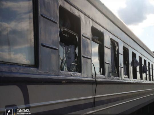 Окупанти вдарили по&nbsp;вокзалу у&nbsp;Сумах: пошкоджено поїзд