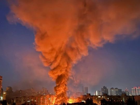 Росіяни потужно атакували Київ ракетами та дронами: багато поранених, є жертви, місто у вогні (фото, відео)