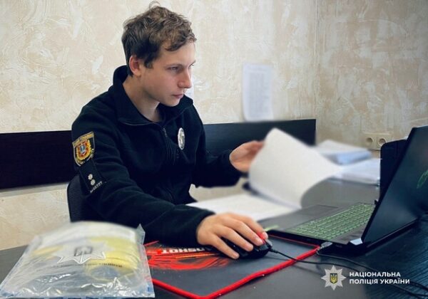 В Одессе женщина сорвала флаг Украины с фасада магазина: полиция сообщила ей о подозрении В Одессе женщина сорвала флаг Украины с фасада магазина: полиция сообщила ей о подозрении
