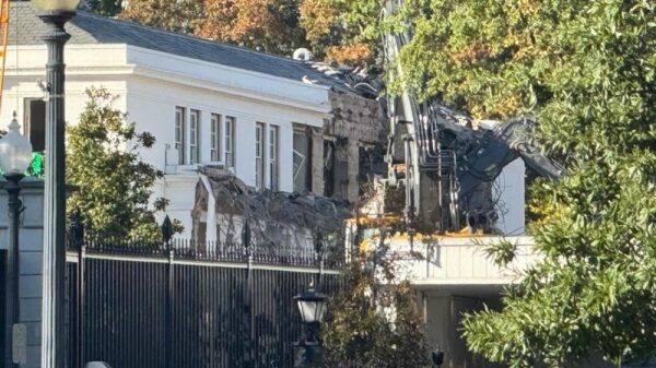 Белый дом начинает сносить часть Восточного крыла для бального зала Трампа
