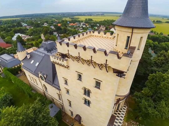 Табір у стилі Гоґвортсу: ось як Пугачова та Галкін вирішили долю легендарного замку у селі Грязь