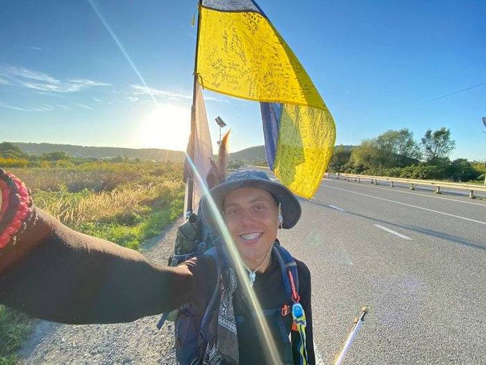 Вражали діти, які віддавали свої кишенькові 10−20 гривень на збір для ЗСУ: дніпрянин пройшов пішки Україною дві тисячі кілометрів