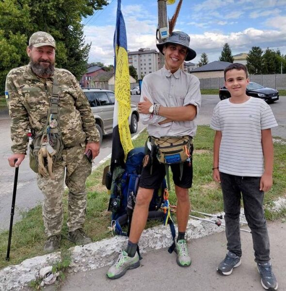 Вражали діти, які віддавали свої кишенькові 10−20 гривень на збір для ЗСУ: дніпрянин пройшов пішки Україною дві тисячі кілометрів