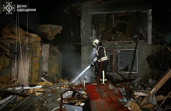Атака росії на&nbsp;Запоріжжя: авіабомба влучила по&nbsp;міському ринку, є&nbsp;загиблі та&nbsp;поранені (фото, відео)