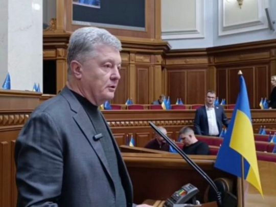 Експерт Гладких розкритикував фракцію Порошенка за вимогу до уряду скасувати заборону виїзду за кордон депутатів на свята