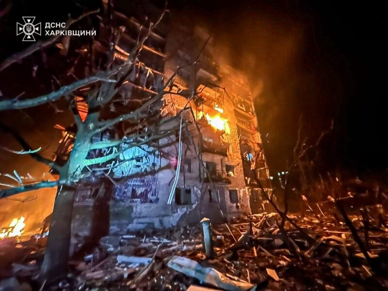 Росія завдала ракетних ударів по центру Балаклії, є загиблі та поранені діті — жахливі кадри наслідків (фото)