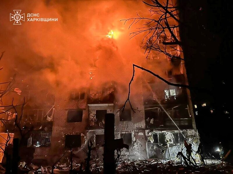 Росія завдала ракетних ударів по центру Балаклії, є загиблі та поранені діті — жахливі кадри наслідків (фото)