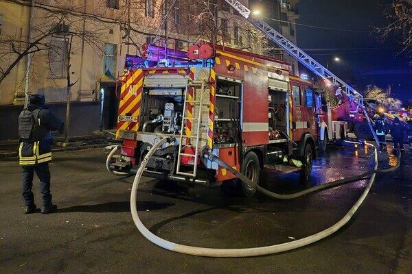 В Одессе БпЛА упал на дом: вспыхнул пожар (обновлено) В Одессе БпЛА упал на дом: вспыхнул пожар (обновлено)