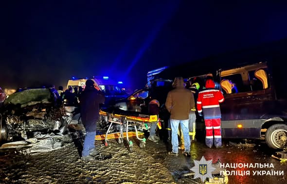 На трасі Київ-Харків сталася смертельна ДТП: маршрутка виїхала на зустрічну смугу, є загиблі (фото)