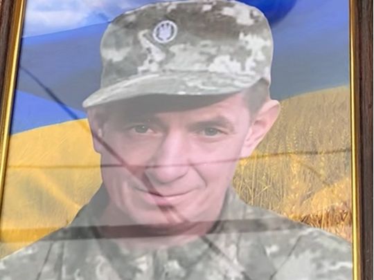 Особливо щемливим моментом стало вручення прапора України доньці бійця: на Донеччині загинув стрілець з Вінниччини