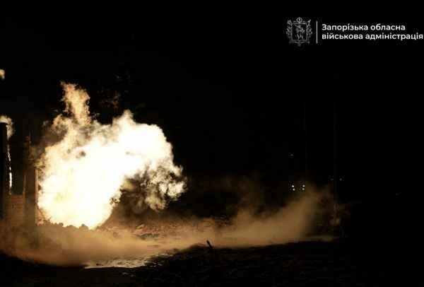 Під ранок ворог завдав удару по Запоріжжю: пошкоджено приватні будинки та багатоповерхівки, у місці «прильоту» пожежа (фото, відео)