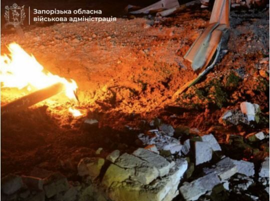 Під ранок ворог завдав удару по Запоріжжю: пошкоджено приватні будинки та багатоповерхівки, у місці «прильоту» пожежа (фото, відео)