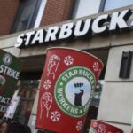Сотрудники Starbucks по всему миру выступают за права работников