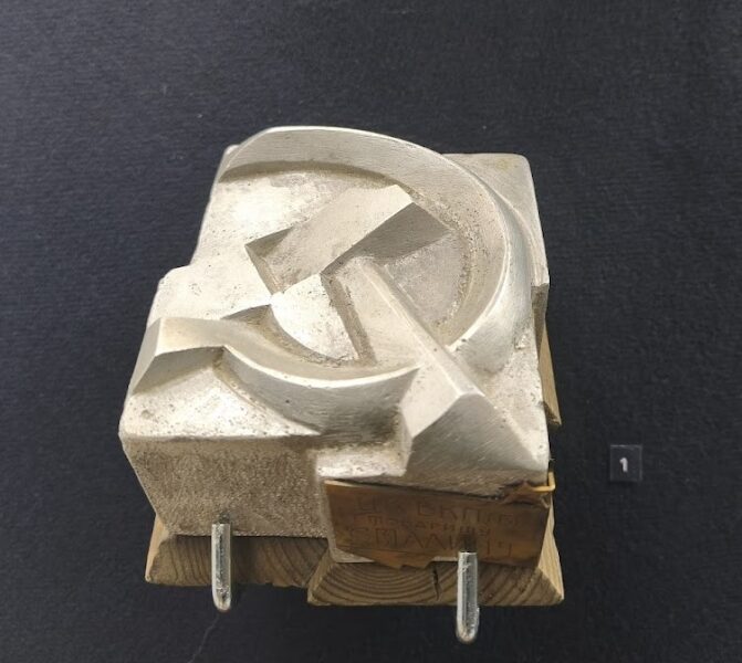 В&nbsp;Межигір&rsquo;ї знайшли сувенір, який в&nbsp;1930-х подарували кривавому диктатору Сталіну: відкрилась виставка речей, які дарували Януковичу