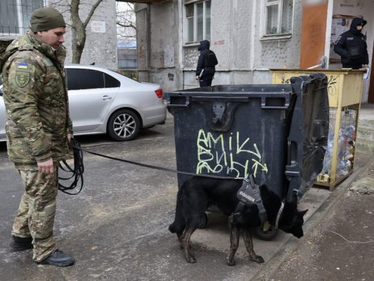 Дивом врятували: у Миколаєві у контейнері зі сміттям знайшли новонародженого малюка