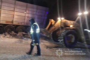 В Одесской области из-за непогоды застряла фура: на помощь пришли полицейские и фермеры В Одесской области из-за непогоды застряла фура: на помощь пришли полицейские и фермеры