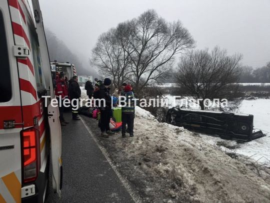 На Закарпатті перекинувся автобус із дітьми, які прямували на відпочинок: є постраждалі