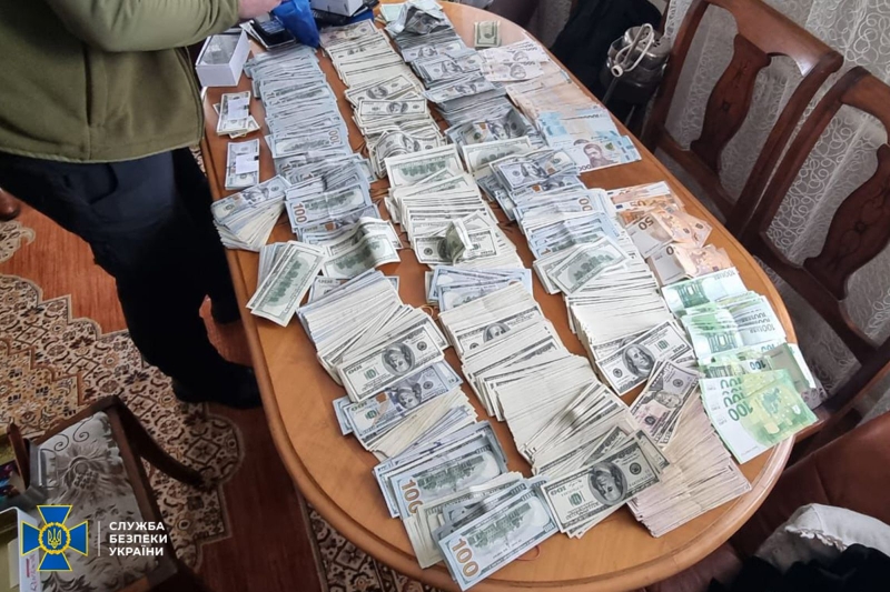 Сотні тисяч доларів та фіктивні довідки за ухилення від мобілізації: СБУ викрила голову ВЛК (фото)