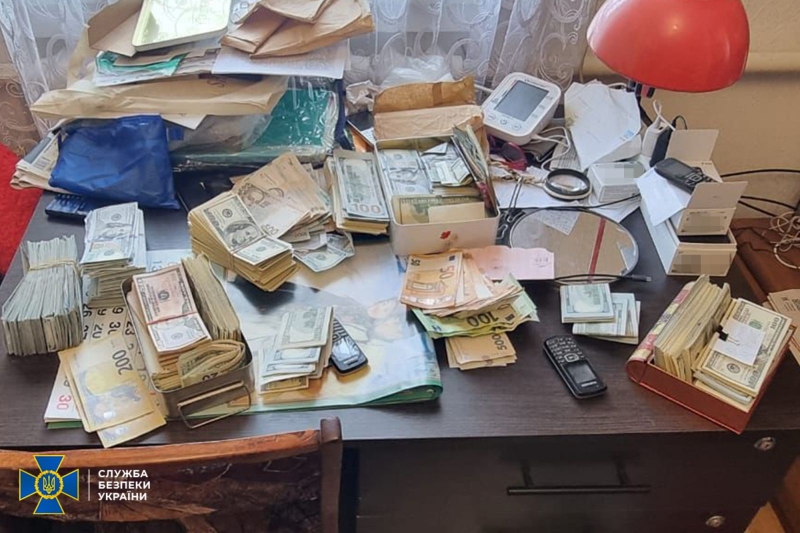 Сотні тисяч доларів та фіктивні довідки за ухилення від мобілізації: СБУ викрила голову ВЛК (фото)