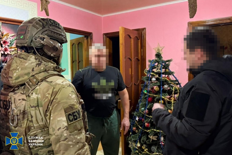 Сотні тисяч доларів та фіктивні довідки за ухилення від мобілізації: СБУ викрила голову ВЛК (фото)