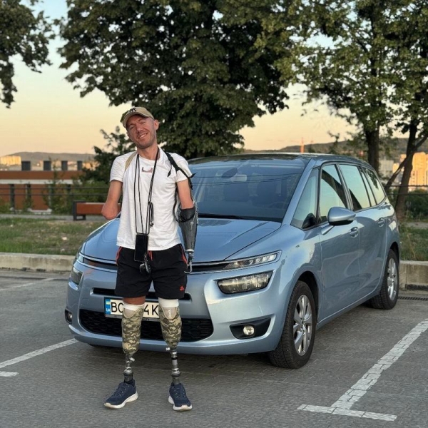 «Я відчув такий адреналін! Це було круто! Раджу всім спробувати»: як ветеран з чотирма ампутаціями став на лижі
