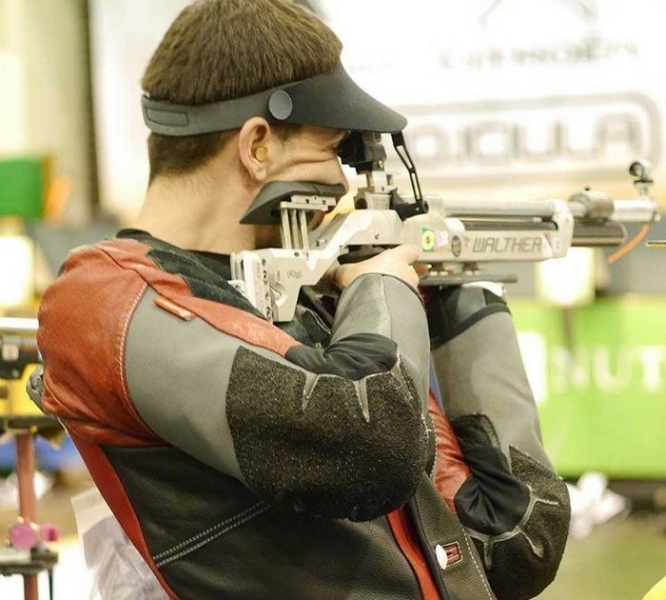 Портрет загиблого воїна на шоломі олімпійця: історія Олексія Хабарова