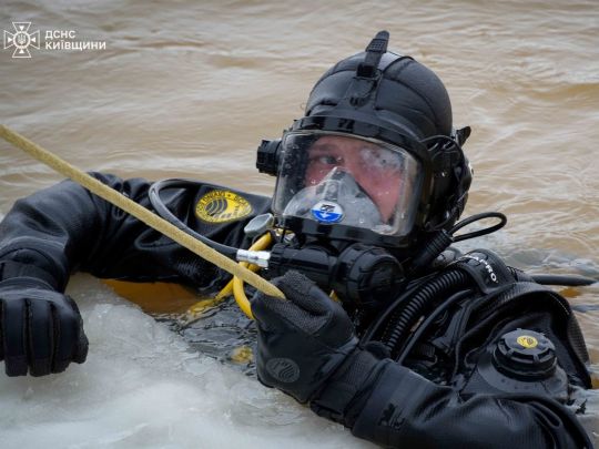 Тиждень у&nbsp;крижаній воді: поблизу Києва продовжують шукати водія, що&nbsp;провалився під лід (фото, відео)