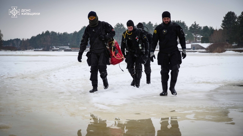 Тиждень у&nbsp;крижаній воді: поблизу Києва продовжують шукати водія, що&nbsp;провалився під лід (фото, відео)