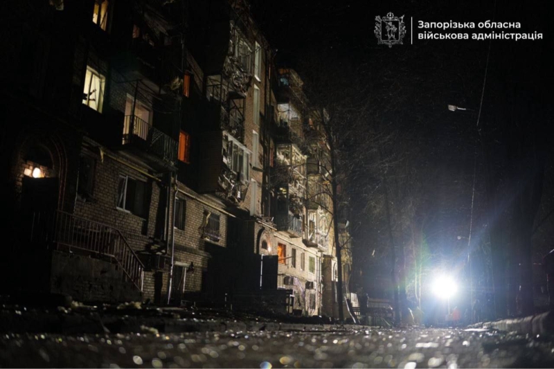 Вночі росіяни відзначили річницю вторгнення в Україну масованим ударом по Запоріжжю (фото, відео)