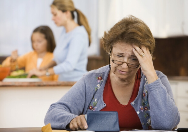Дают ли субсидию, если члены семьи за границей: объяснение правил во время военного положения