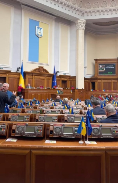 Криза в Раді: зал напівпорожній, слуг нема, голосування провалено — Гончаренко