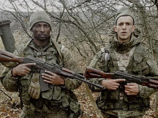 Обіцяли роботу, відправили в окопи: Гана намагається врятувати своїх людей з російської армії
