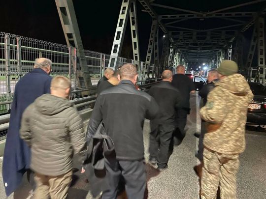 Сімох інкасаторів «Ощадбанку», затриманих в Угорщині, повернули в Україну