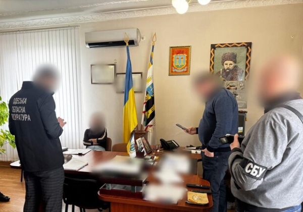 Махинации с государственной землей: в Одесском районе задержали председателя сельского совета