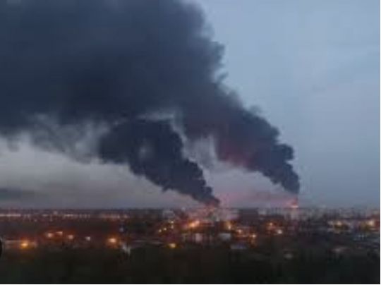 Безпілотники вразили нафтобазу під Брянськом, НПЗ у Сизрані зупинено