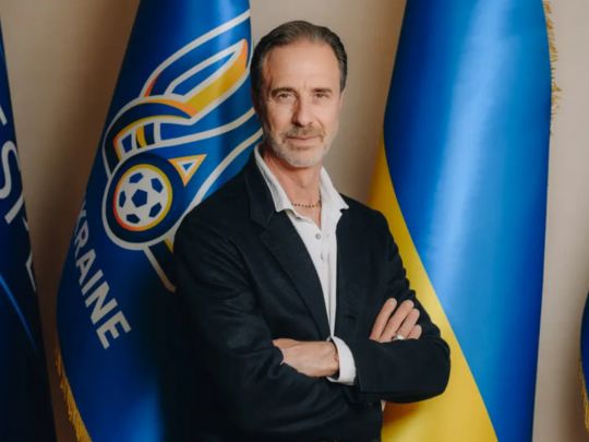 Головним тренером збірної України з футболу вперше став іноземець: у нього жовто-синє тату із тризубом на спині (фото)