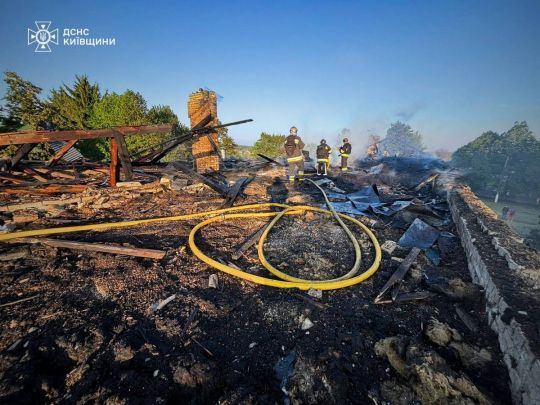 Горів дитсадок, уламки дрона впали на багатоповерхівку, є поранені: рф масовано атакувала Україну (фото)