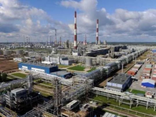 Українські дрони зупинили один з найбільших НПЗ у росії: подробиці