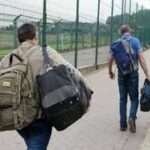 В Україні хочуть змінити правила виїзду для 18−22-річних: у Раді озвучили нову умову