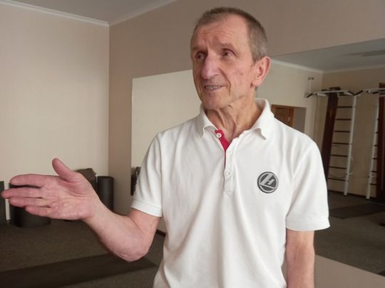 «Наше завдання — померти у вертикальному положенні й без памперса»: 70-річний інструктор ЛФК про боротьбу з поганою генетикою та грижами